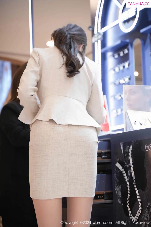 周妍希 奶瓶土肥圆 [XiuRen]高清写真图 2024.04.24 No.8444 Carol周妍希X 丝袜美腿第9张图片